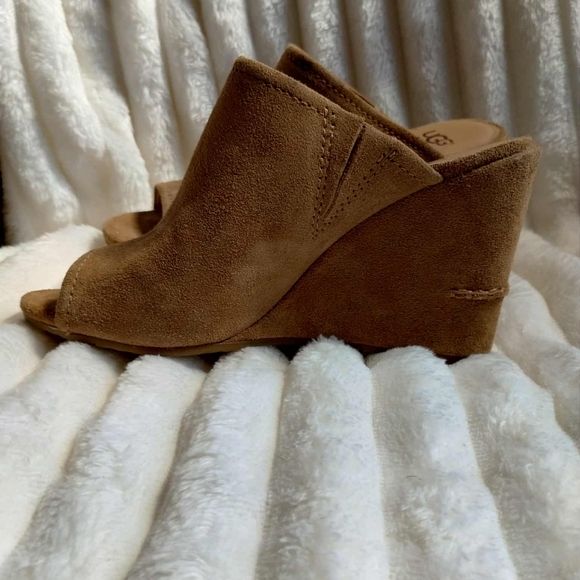 UGG Women's  New Tan Suede Wedge Mules Size 5.5 - Picture 2 of 5